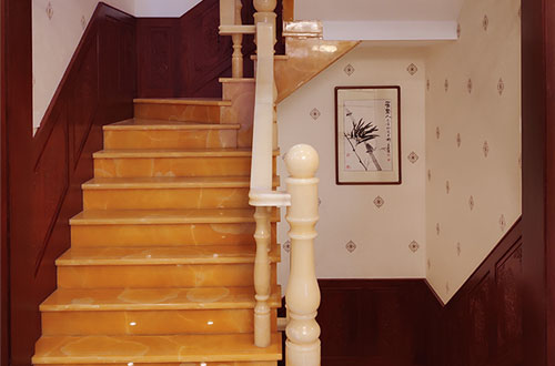 界首中式别墅室内汉白玉石楼梯的定制安装装饰效果